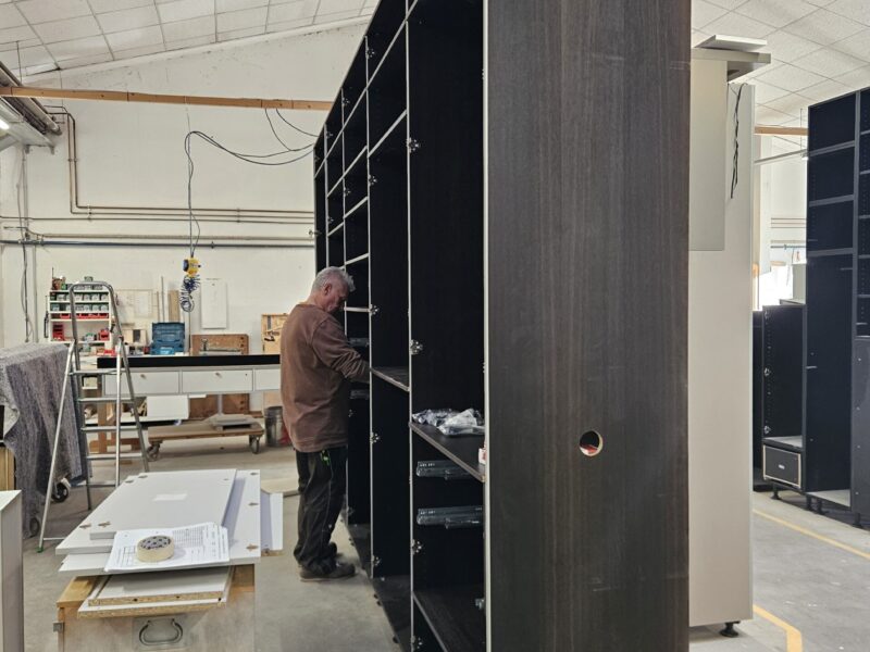 Schrank in der Werkstatt Schrank in der Werkstatt