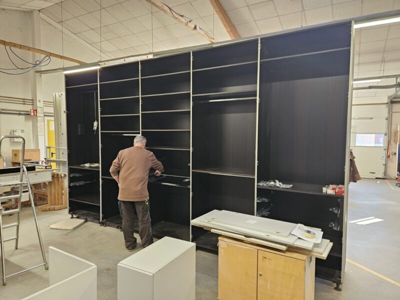 Schrank im Enstehen Schrank im Enstehen
