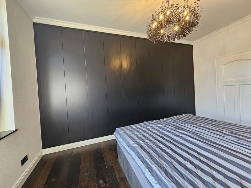 Einbauschrank mit Stuckleisten