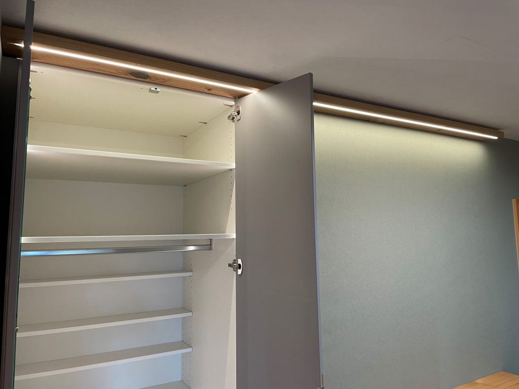 Einbaugarderobe mit Lichtbaladachin