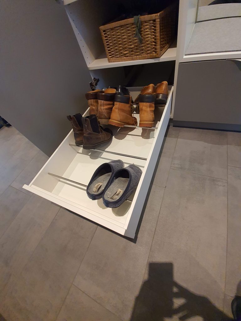 Einbaugarderobe vor Wasserabsperrhahn