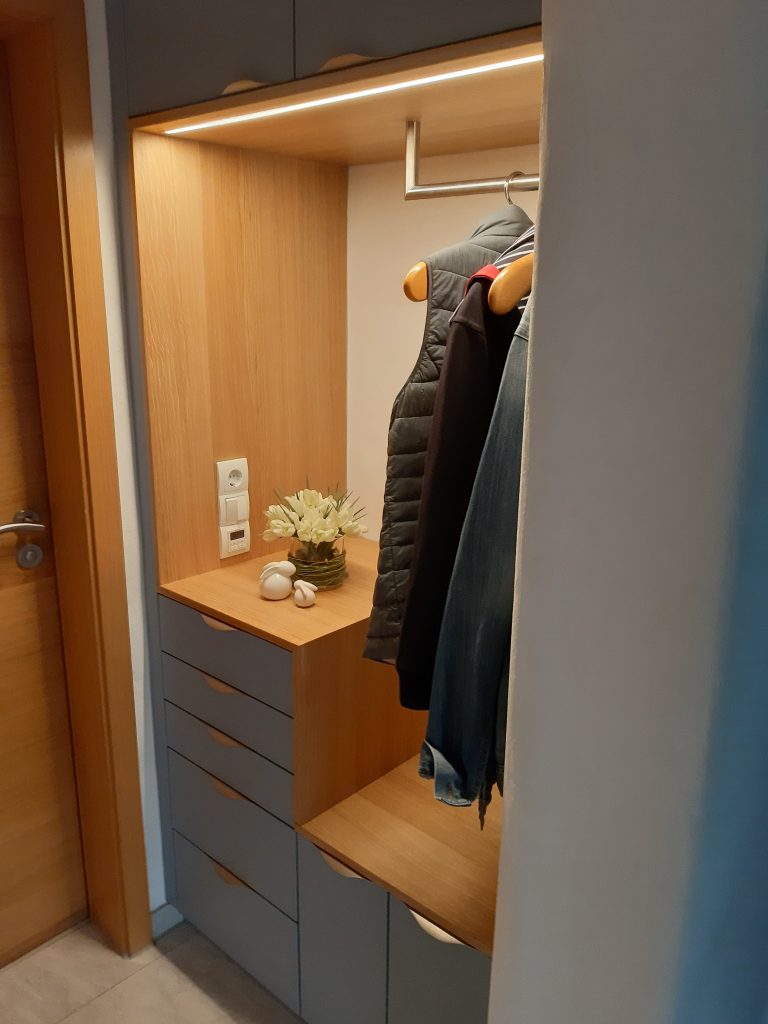 Einbaugarderobe mit Steckdosen