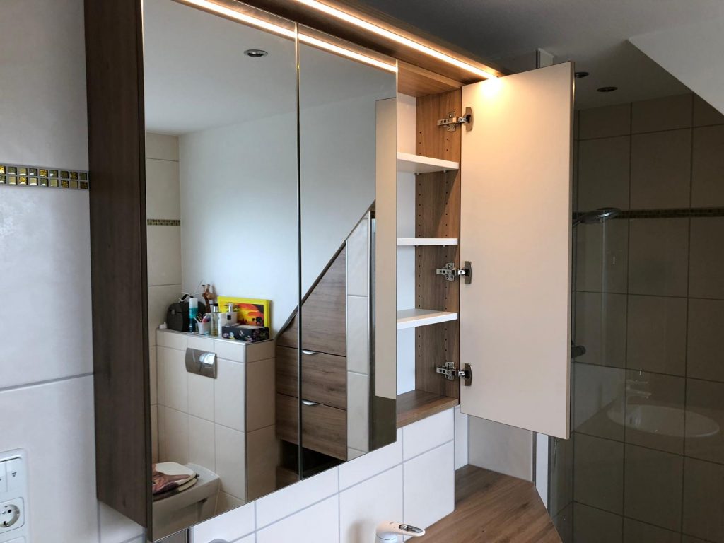 Spiegelschrank im Bad
