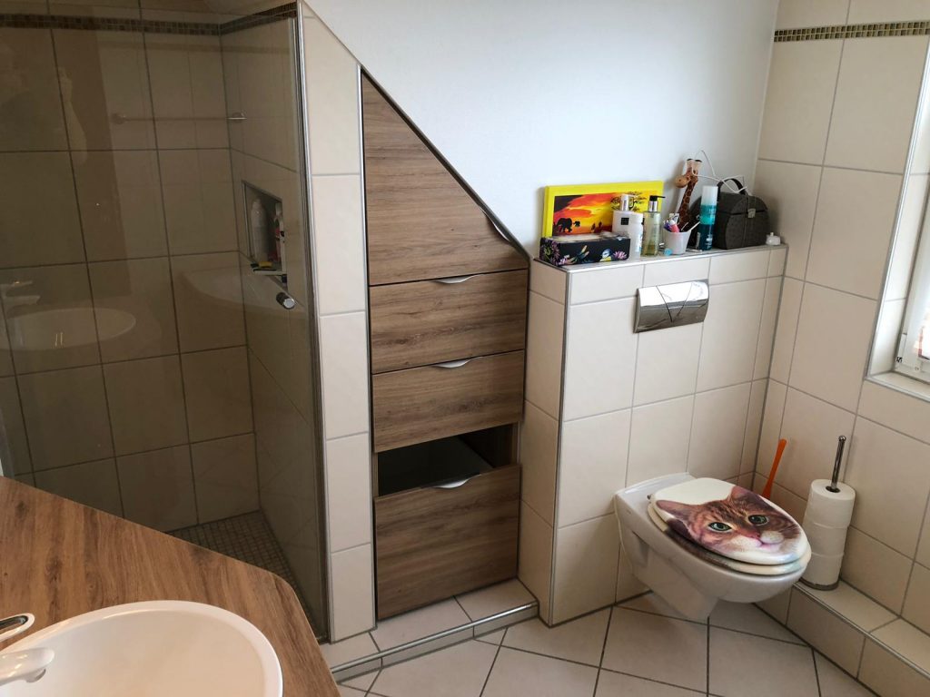 Dachschrägenschank im Bad