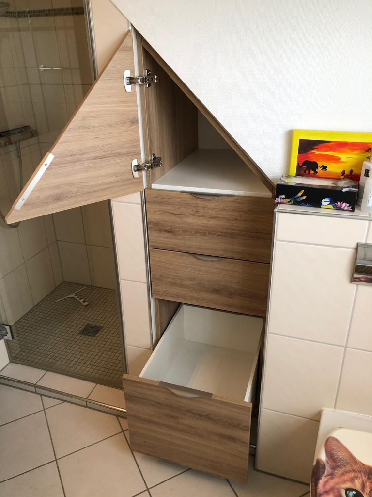 Dachschrägenschank im Bad