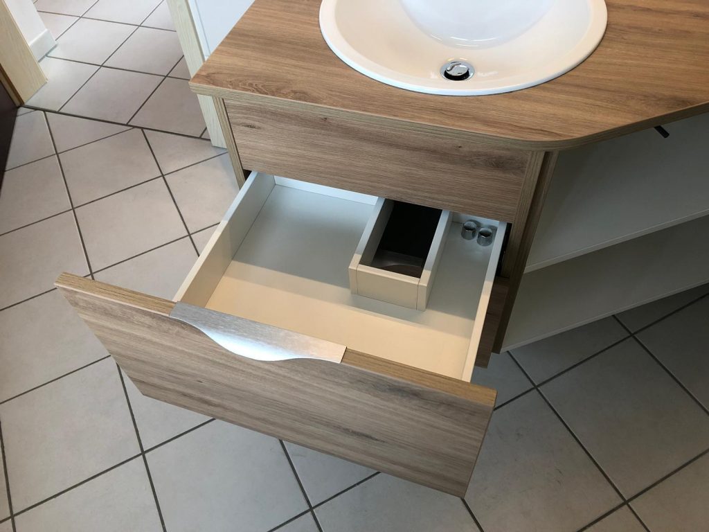 Schublade mit Siphonaussparung