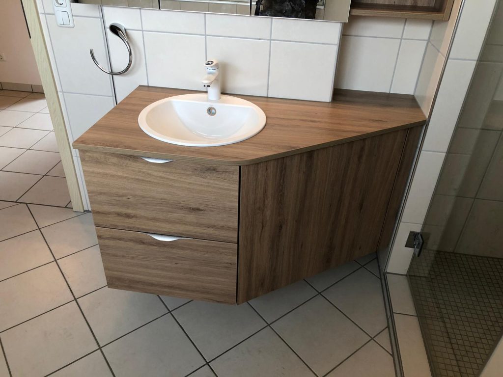 Badmöbel schräg