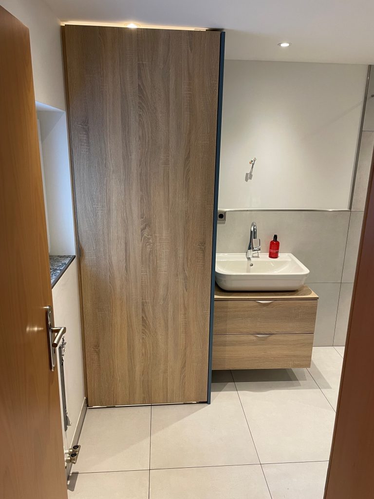 Badmöbel mit Waschmaschine, versteckt