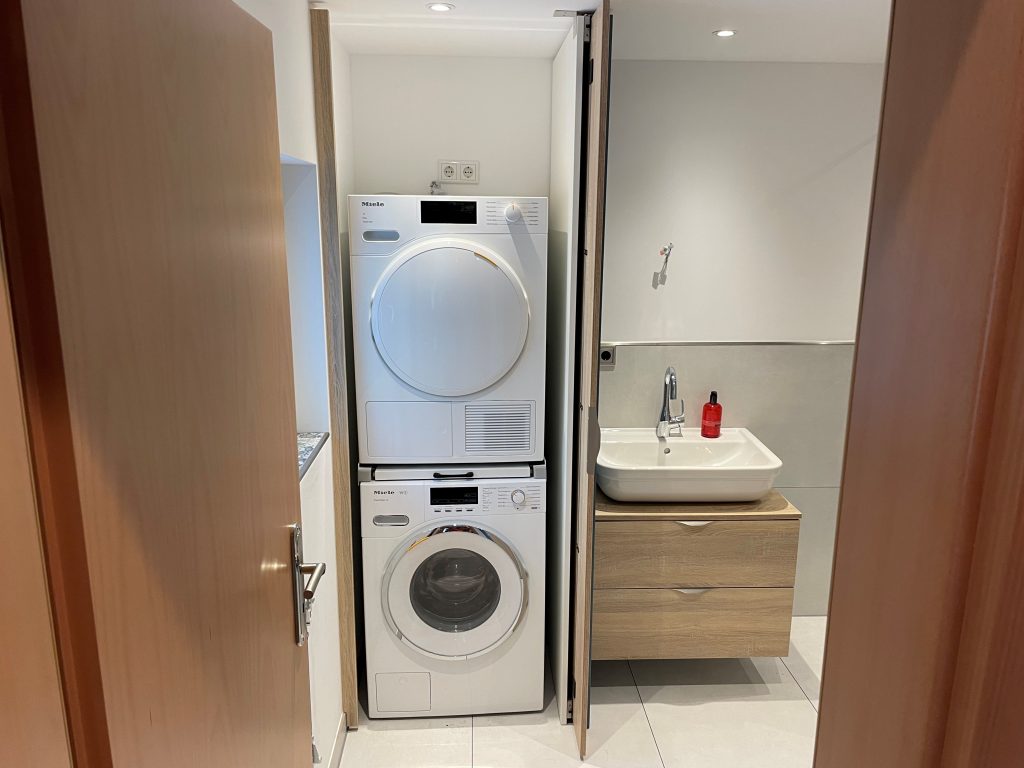 Badmöbel mit Waschmaschine geöffnet