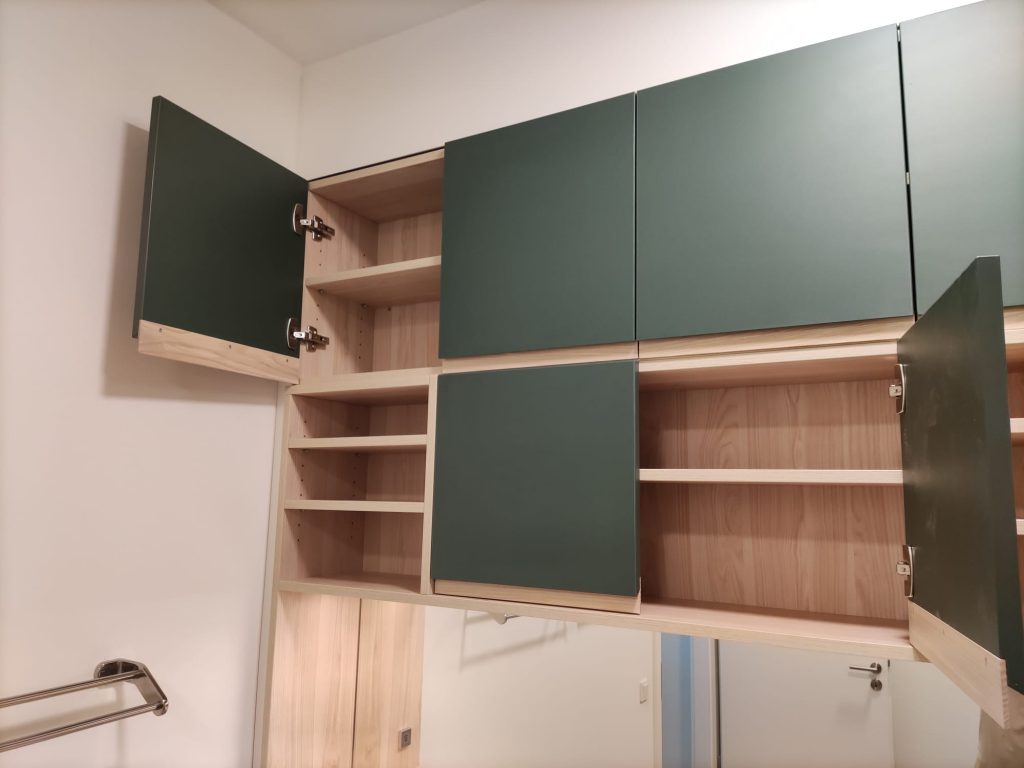 Badschrank oben geöffnet
