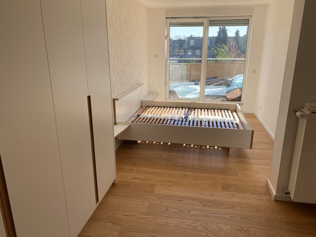 Bett Boden und Schrank passend