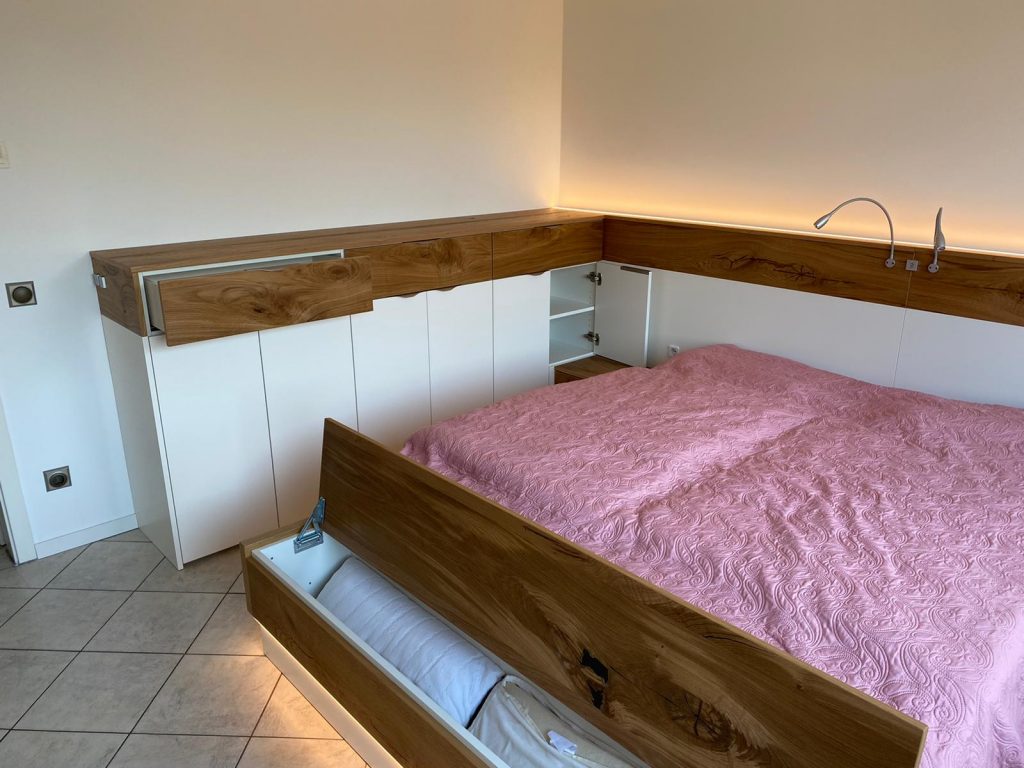 Bett mit Truhe und Kommode