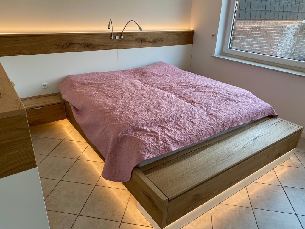 Bett schwebend mit Beleuchtung unten und oben