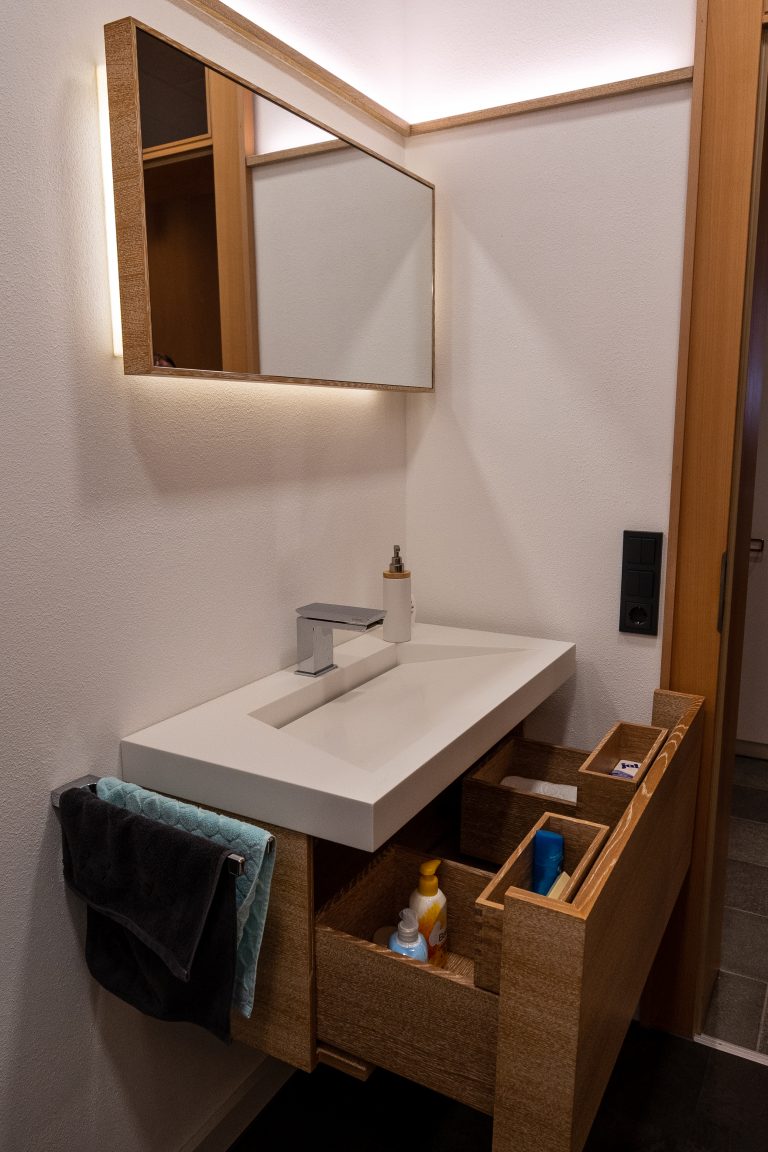 Waschtischunterschrank mit Inneneinteilung