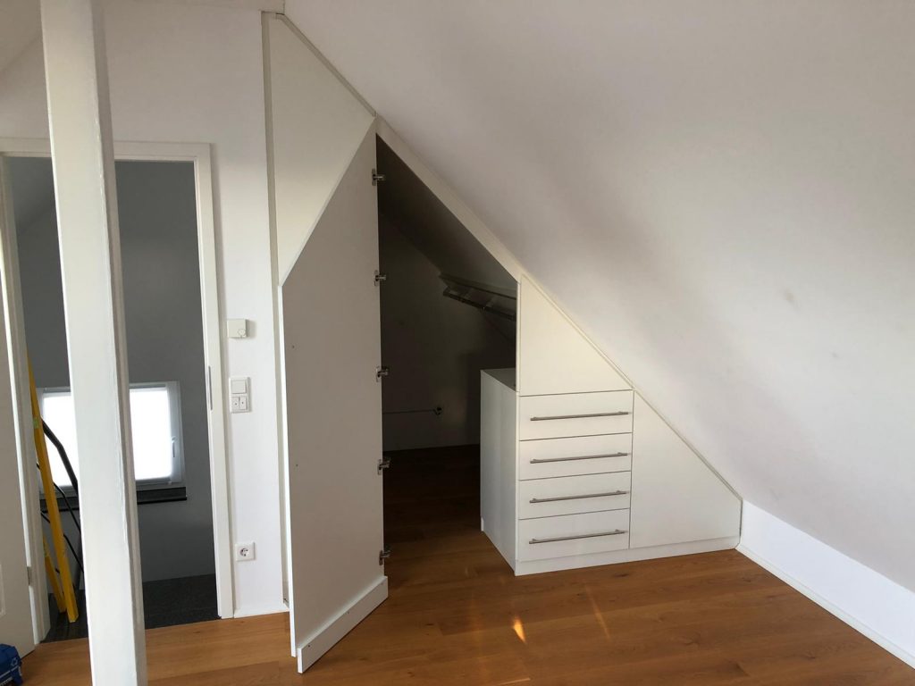 Dachschrägenschrank begehbar geöffnet