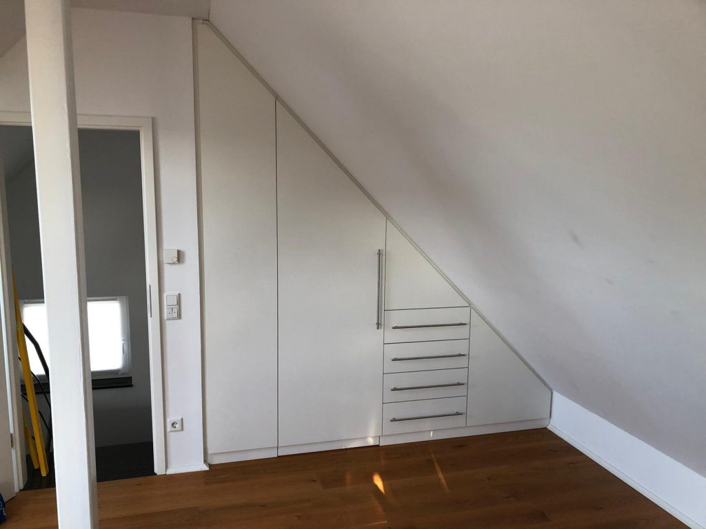 Dachschrägenschrank geschlossen