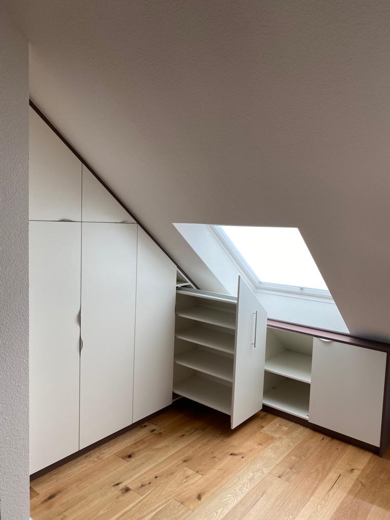 Dachschrägenschrank mit Apothekerauszug