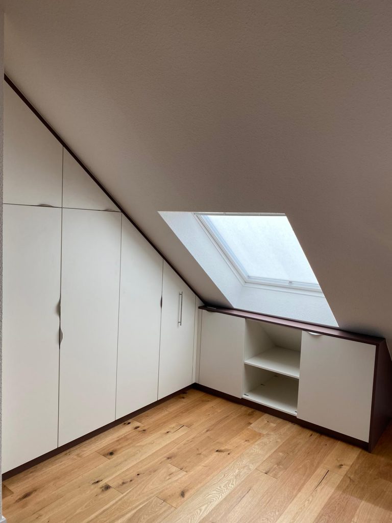 Dachschrägenschrank über Eck