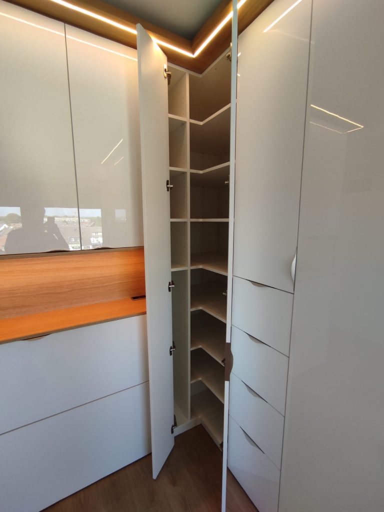 Eckschrank für Buegelbrett und Faecher