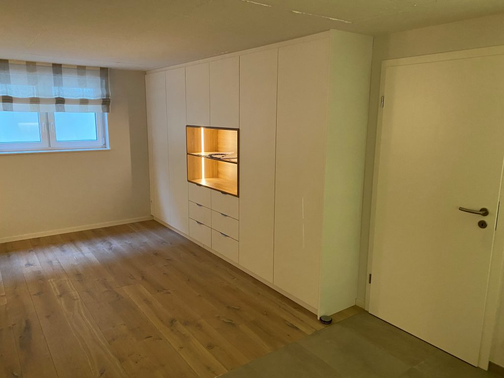 Einbauschrank bis unter die Decke