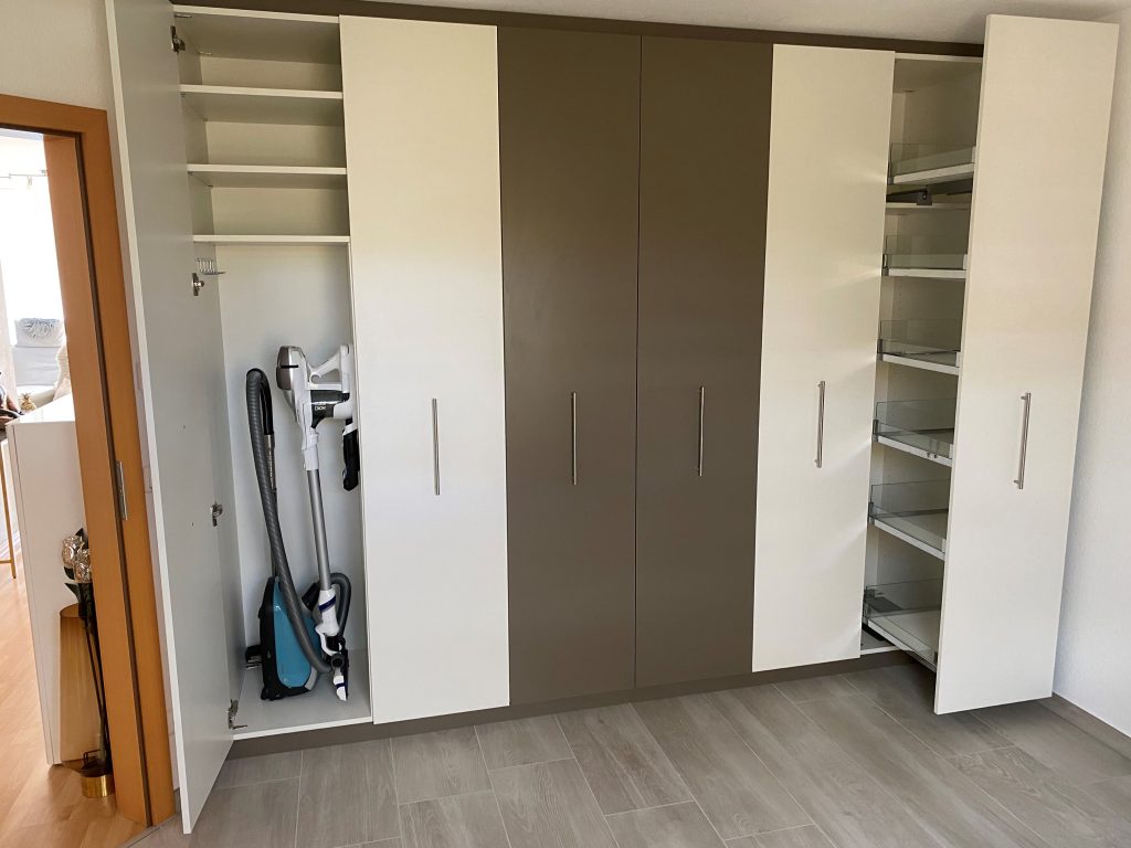 Einbauschrank geoeffnet