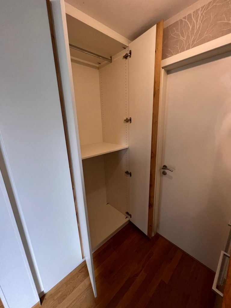 Einbauschrank mit 2 Garderobenstangen übereinander