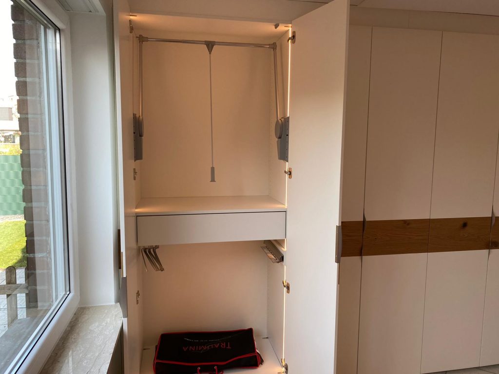 Einbauschrank mit Beleuchtung und Kleiderlift