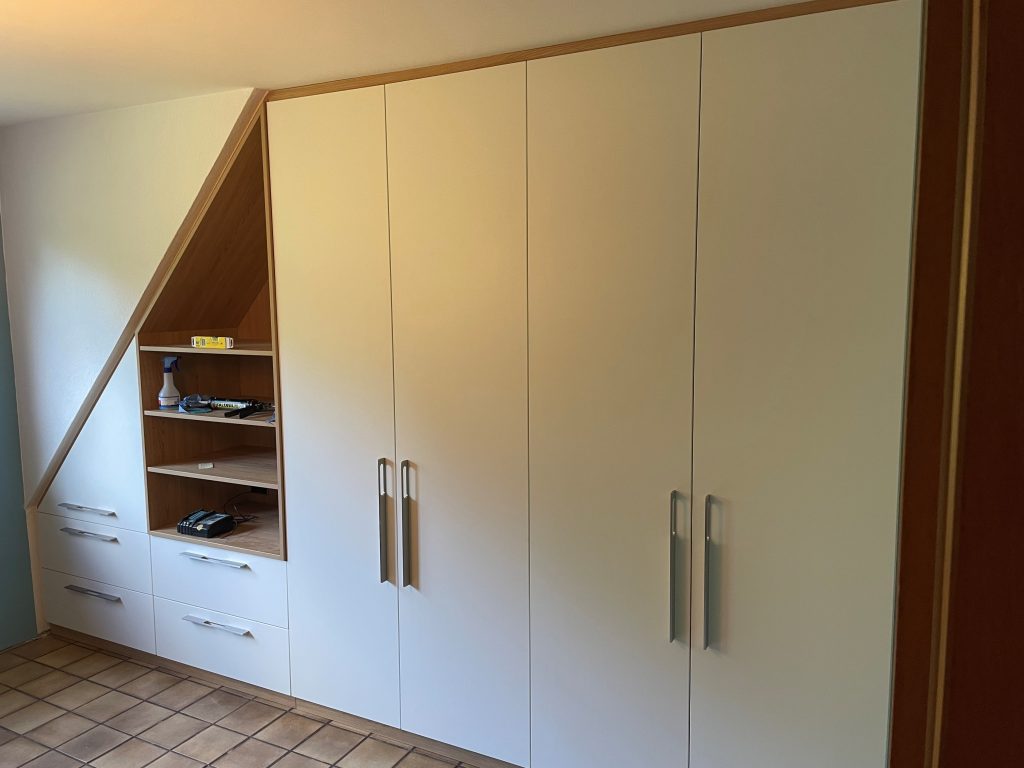 Einbauschrank mit Dachschräge
