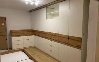 Einbauschrank von Wand bis Wand - weniger putzen