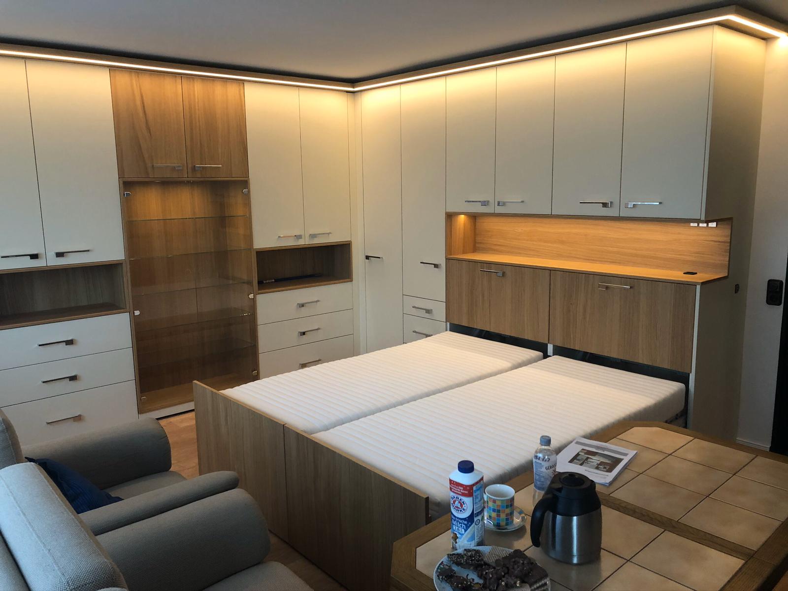 Schrankbet im Wohnzimmer ausgefahren
