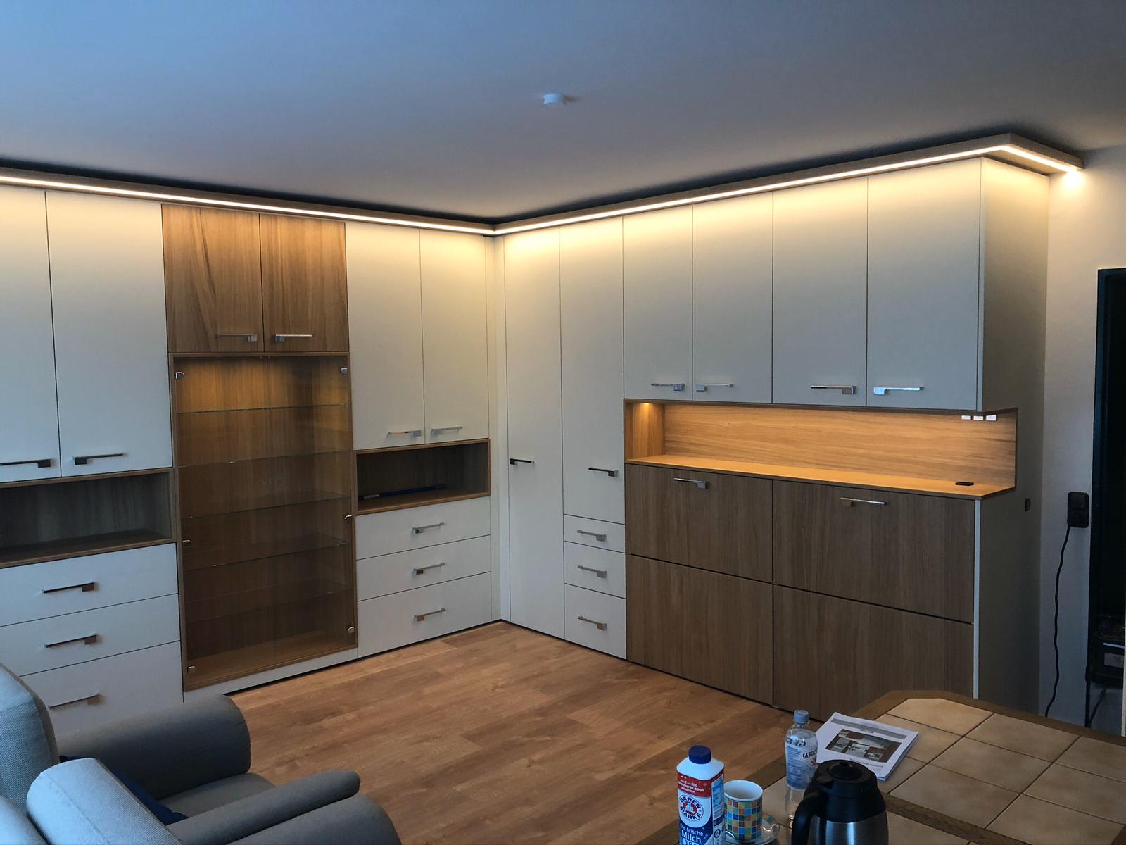 Schrankbett im Wohnzimmer