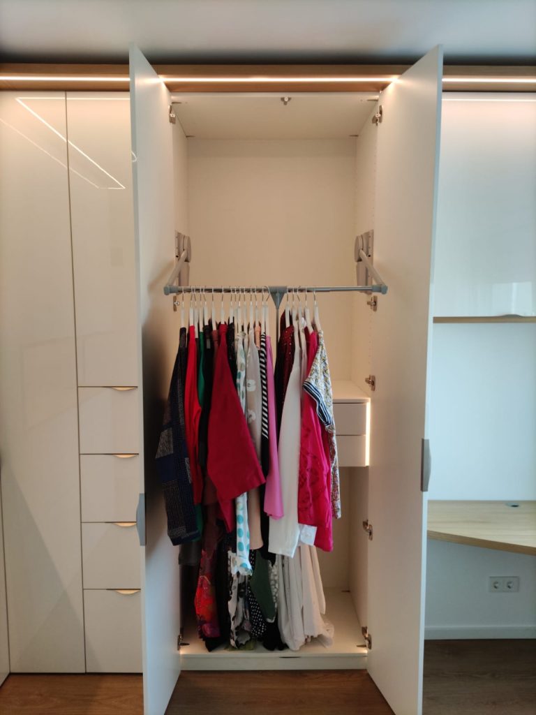 Einschrank beleuchtet mit Kleiderlift