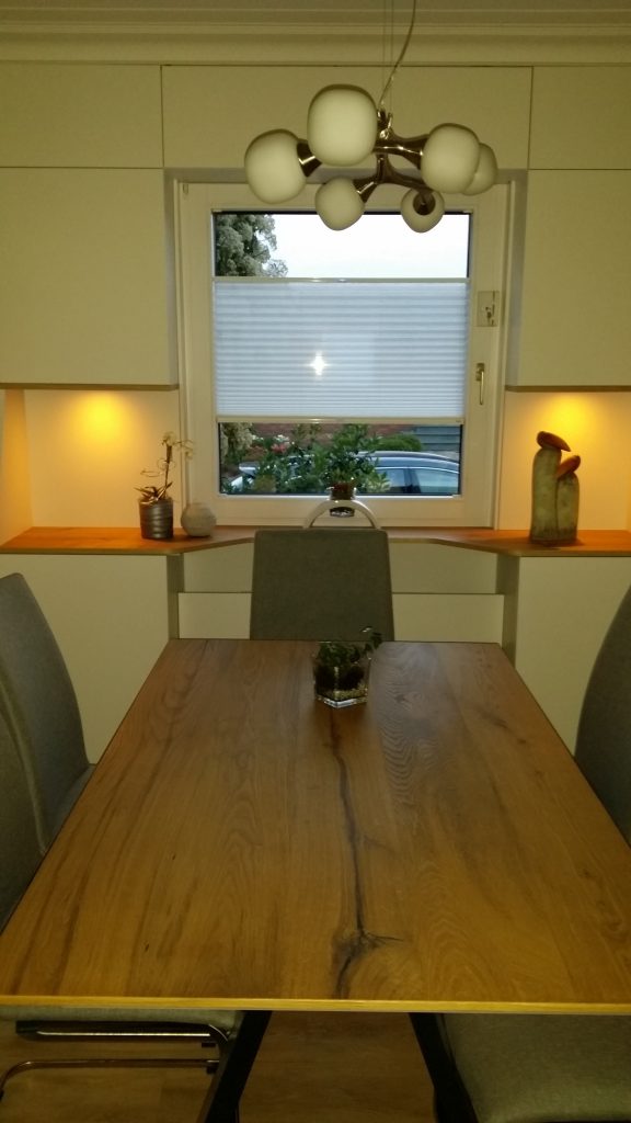 gemütliches Esszimmer mit Licht 