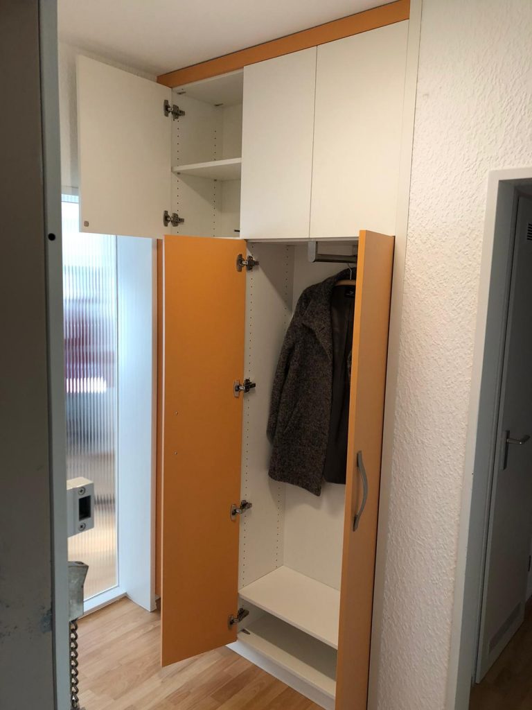 Flurschrank mit Garderobe geöffnet
