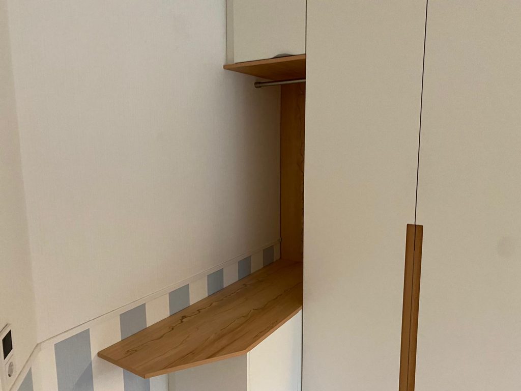Garderobe neben Kleiderschrank