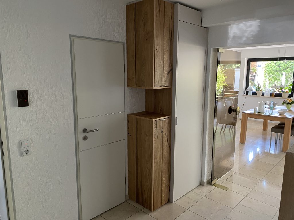 Garderobenschrank als Einbaumöbel