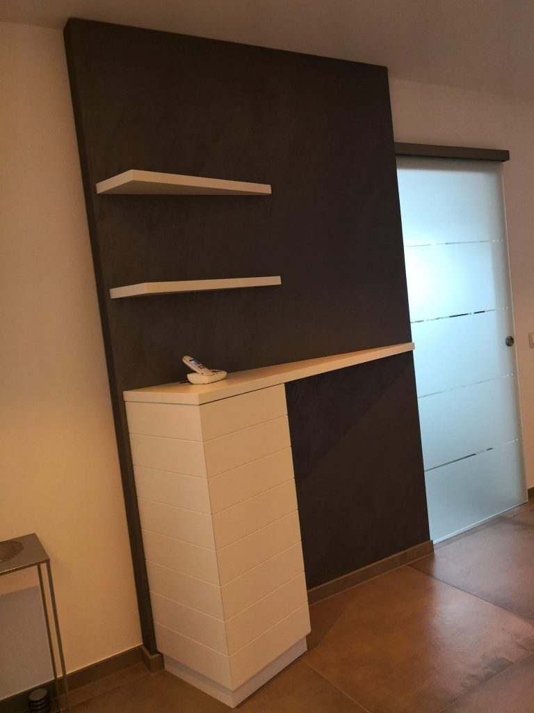 Schiebetür hinter dem Schrank