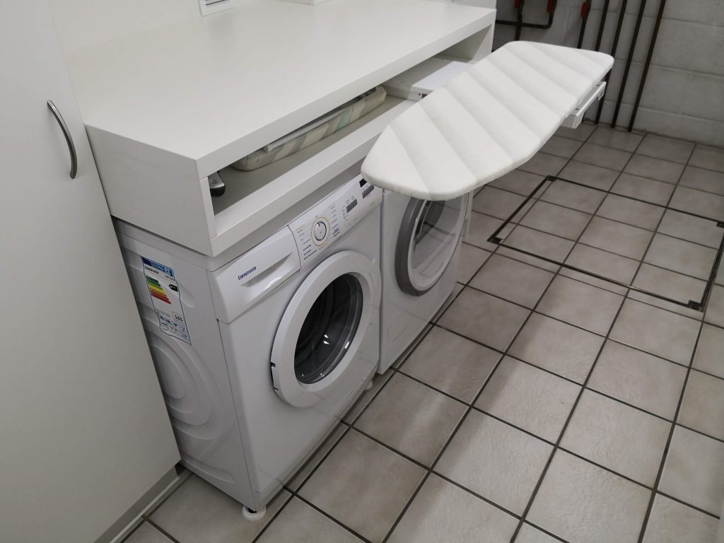 Waschmaschine im Hauswirtschaftsraum