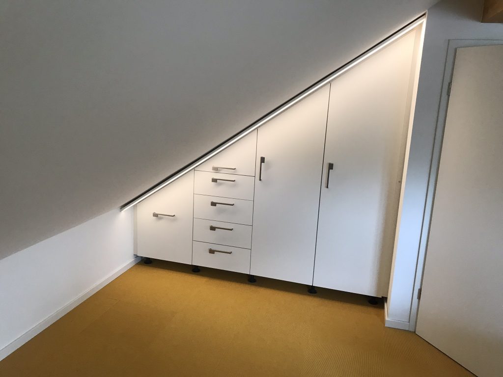 Ausziehbarer Dachschrank