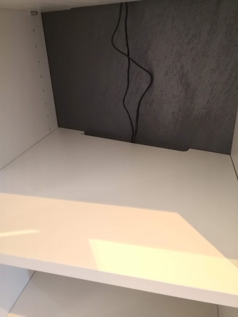 verdeckte Kabelführung im Schrank