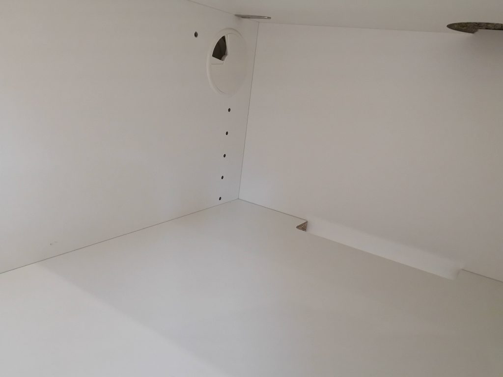 Kabelfürhung im Einbauschrank