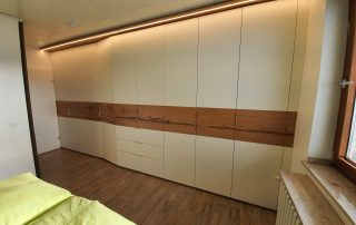 Kleiderschrank