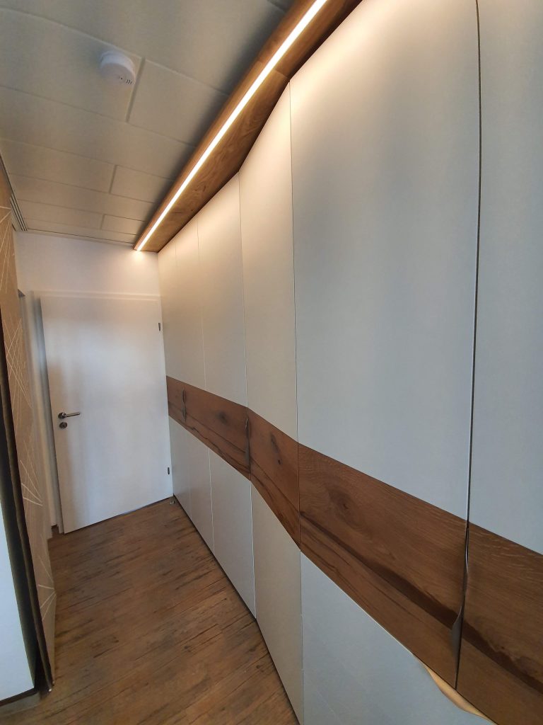 Kleiderschrank