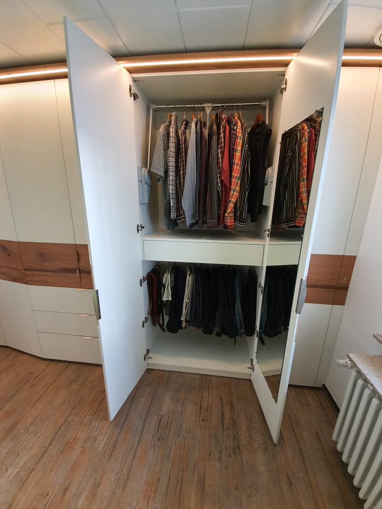 Kleiderschrank
