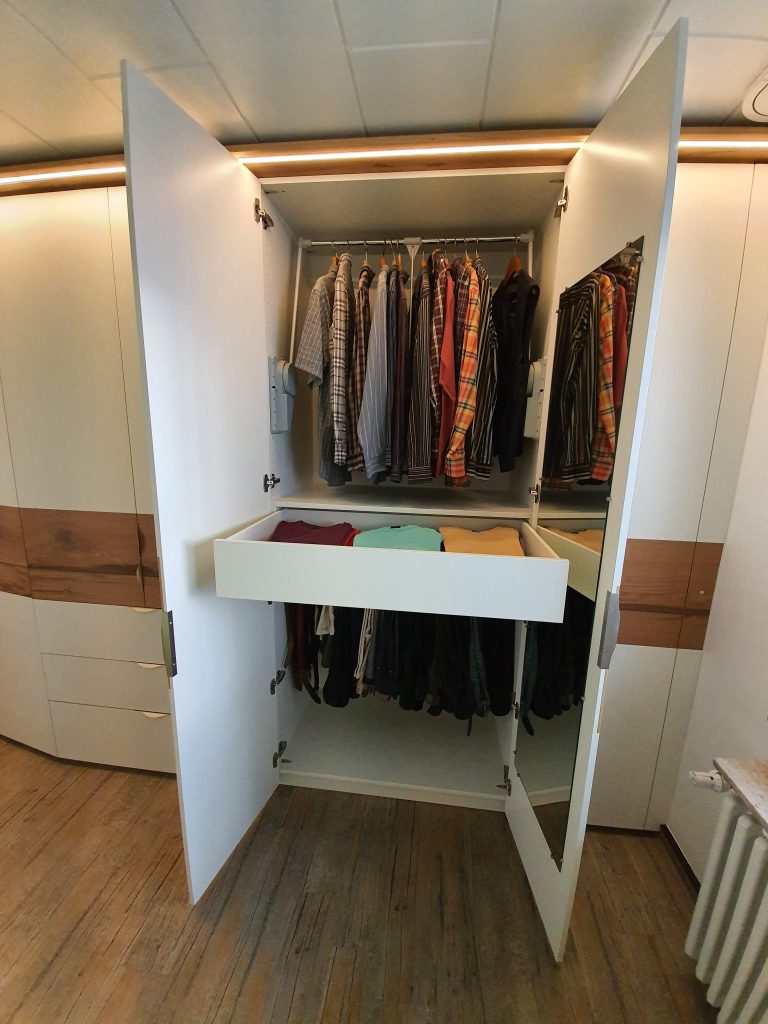 Kleiderschrank