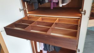 Kleiderschrank Schublade