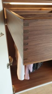 Kleiderschrank Schublade, Massivholz Nussbaum