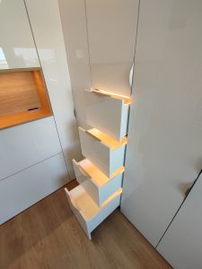 Kleiderschrank Schublade, beleuchtet