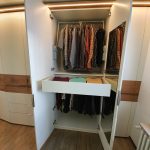 Kleiderschrank Schublade in der Mitte