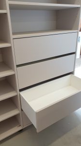 Kleiderschrank Schubladen